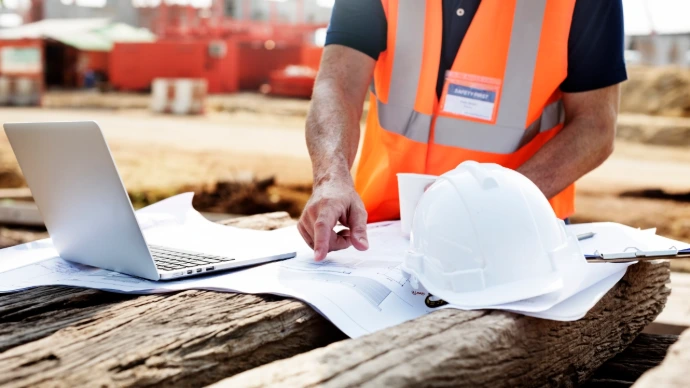 Conducteur de travaux utilisant un ERP BTP sur chantier