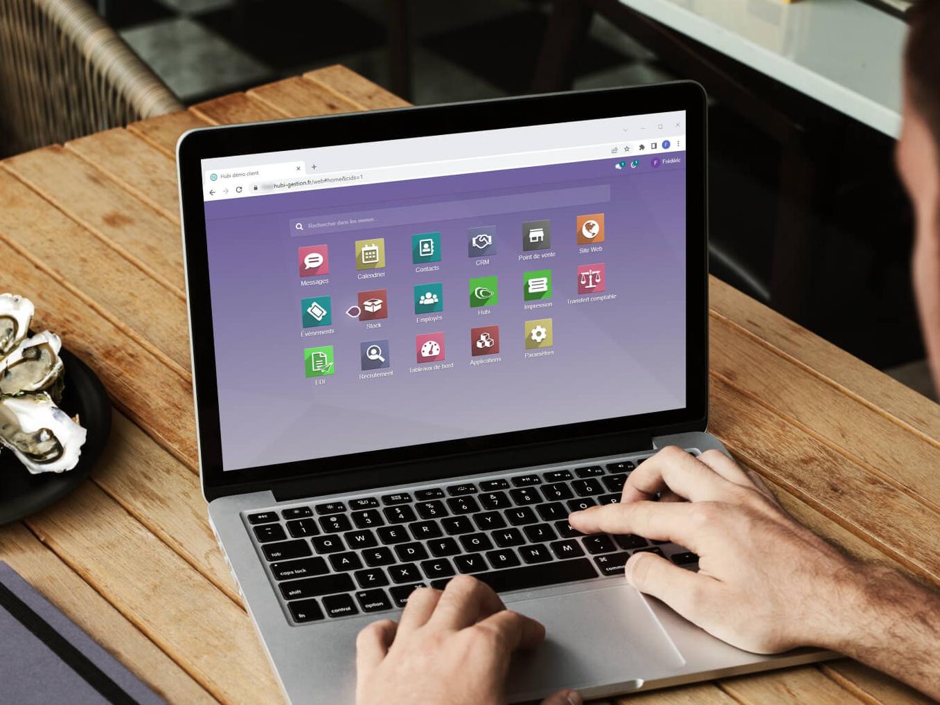 Homme travaillant avec le logiciel Hubi sur Odoo